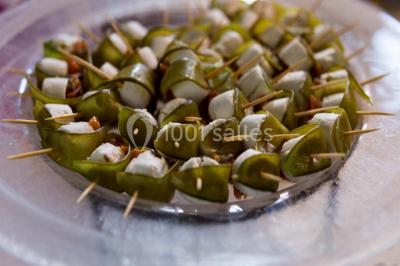 Miniature Traiteur Arnouville-lès-Mantes (Yvelines) - MBRA Traiteur #5 Fontaine à chocolat sur une table de buffet avec des fruits frais et des brochettes en arrière-plan.