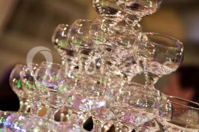 Miniature Traiteur Arnouville-lès-Mantes (Yvelines) - MBRA Traiteur #11 Fontaine à chocolat sur une table de buffet avec des fruits frais et des brochettes en arrière-plan.