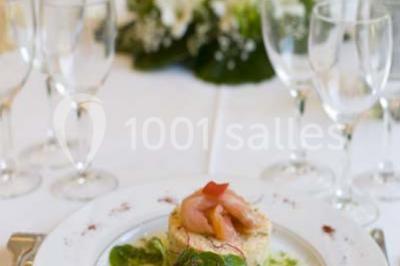 Miniature Traiteur Arnouville-lès-Mantes (Yvelines) - MBRA Traiteur #13 Fontaine à chocolat sur une table de buffet avec des fruits frais et des brochettes en arrière-plan.