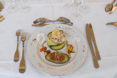 Miniature Traiteur Arnouville-lès-Mantes (Yvelines) - MBRA Traiteur #15 Fontaine à chocolat sur une table de buffet avec des fruits frais et des brochettes en arrière-plan.