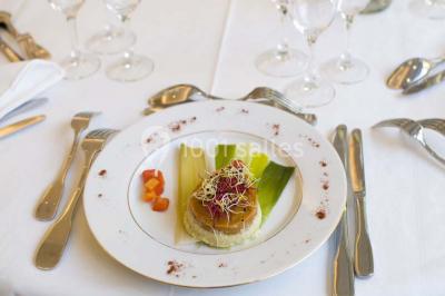 Miniature Traiteur Arnouville-lès-Mantes (Yvelines) - MBRA Traiteur #8 Fontaine à chocolat sur une table de buffet avec des fruits frais et des brochettes en arrière-plan.