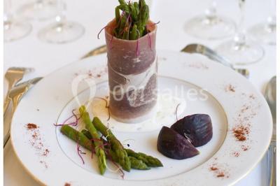 Miniature Traiteur Arnouville-lès-Mantes (Yvelines) - MBRA Traiteur #9 Fontaine à chocolat sur une table de buffet avec des fruits frais et des brochettes en arrière-plan.