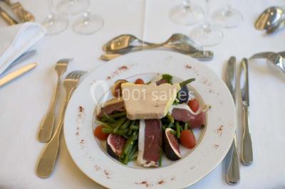 Miniature Traiteur Arnouville-lès-Mantes (Yvelines) - MBRA Traiteur #2 Fontaine à chocolat sur une table de buffet avec des fruits frais et des brochettes en arrière-plan.