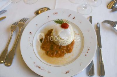 Miniature Traiteur Arnouville-lès-Mantes (Yvelines) - MBRA Traiteur #12 Fontaine à chocolat sur une table de buffet avec des fruits frais et des brochettes en arrière-plan.