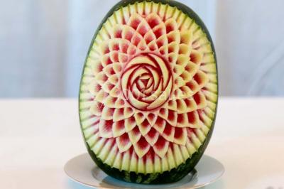 Miniature Traiteur Arnouville-lès-Mantes (Yvelines) - MBRA Traiteur #10 Fontaine à chocolat sur une table de buffet avec des fruits frais et des brochettes en arrière-plan.