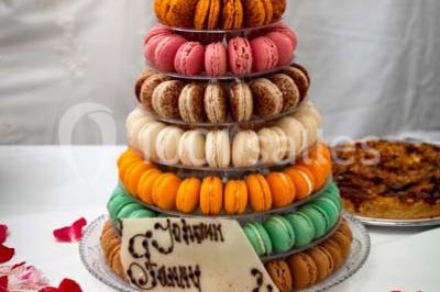 Miniature Traiteur Arnouville-lès-Mantes (Yvelines) - MBRA Traiteur #19 Fontaine à chocolat sur une table de buffet avec des fruits frais et des brochettes en arrière-plan.