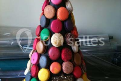 Miniature Traiteur Arnouville-lès-Mantes (Yvelines) - MBRA Traiteur #21 Fontaine à chocolat sur une table de buffet avec des fruits frais et des brochettes en arrière-plan.