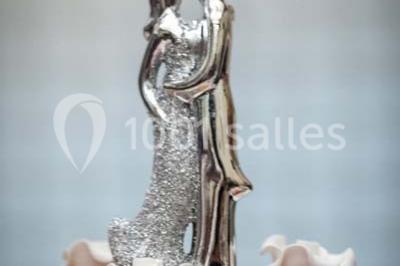 Miniature Traiteur Arnouville-lès-Mantes (Yvelines) - MBRA Traiteur #23 Fontaine à chocolat sur une table de buffet avec des fruits frais et des brochettes en arrière-plan.