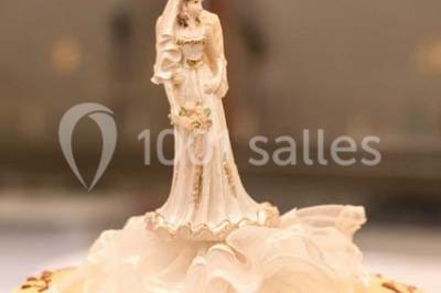 Miniature Traiteur Arnouville-lès-Mantes (Yvelines) - MBRA Traiteur #24 Fontaine à chocolat sur une table de buffet avec des fruits frais et des brochettes en arrière-plan.