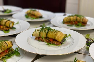 Miniature Traiteur Arnouville-lès-Mantes (Yvelines) - MBRA Traiteur #7 Fontaine à chocolat sur une table de buffet avec des fruits frais et des brochettes en arrière-plan.