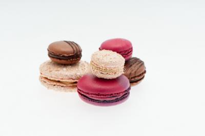 Miniature Traiteur Arnouville-lès-Mantes (Yvelines) - MBRA Traiteur #27 Fontaine à chocolat sur une table de buffet avec des fruits frais et des brochettes en arrière-plan.