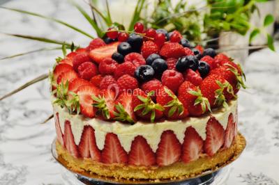 Miniature Traiteur Arnouville-lès-Mantes (Yvelines) - MBRA Traiteur #20 Fontaine à chocolat sur une table de buffet avec des fruits frais et des brochettes en arrière-plan.