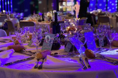 Miniature Traiteur Arnouville-lès-Mantes (Yvelines) - MBRA Traiteur #6 Fontaine à chocolat sur une table de buffet avec des fruits frais et des brochettes en arrière-plan.