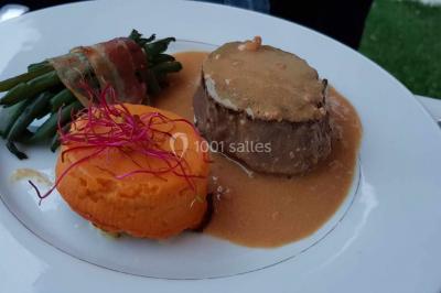 Miniature Traiteur Arnouville-lès-Mantes (Yvelines) - MBRA Traiteur #17 Fontaine à chocolat sur une table de buffet avec des fruits frais et des brochettes en arrière-plan.