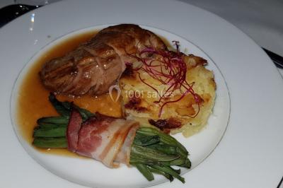 Miniature Traiteur Arnouville-lès-Mantes (Yvelines) - MBRA Traiteur #16 Fontaine à chocolat sur une table de buffet avec des fruits frais et des brochettes en arrière-plan.