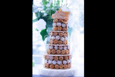 Miniature Traiteur Arnouville-lès-Mantes (Yvelines) - MBRA Traiteur #18 Fontaine à chocolat sur une table de buffet avec des fruits frais et des brochettes en arrière-plan.