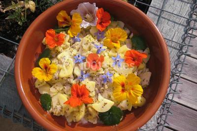 Miniature Traiteur Baldersheim (Haut-Rhin) - C'Passiflora #5 Des bonshommes en brioche dorée avec des pépites de chocolat, disposés dans un panier en osier.