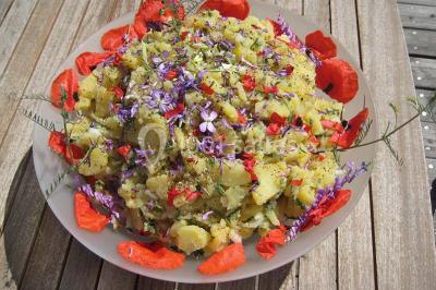 Miniature Traiteur Baldersheim (Haut-Rhin) - C'Passiflora #3 Des bonshommes en brioche dorée avec des pépites de chocolat, disposés dans un panier en osier.