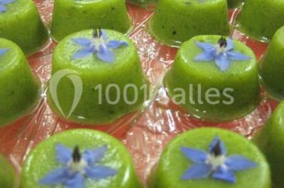 Miniature Traiteur Baldersheim (Haut-Rhin) - C'Passiflora #6 Des bonshommes en brioche dorée avec des pépites de chocolat, disposés dans un panier en osier.