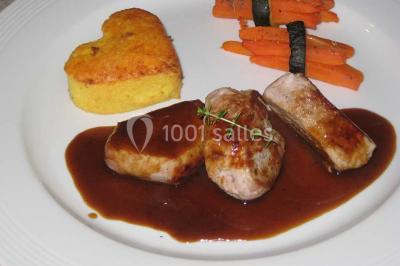 Miniature Traiteur Baldersheim (Haut-Rhin) - C'Passiflora #10 Des bonshommes en brioche dorée avec des pépites de chocolat, disposés dans un panier en osier.