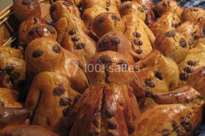 Miniature Traiteur Baldersheim (Haut-Rhin) - C'Passiflora #15 Des bonshommes en brioche dorée avec des pépites de chocolat, disposés dans un panier en osier.