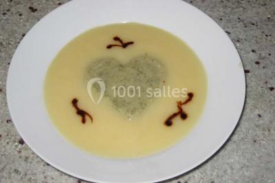 Miniature Traiteur Baldersheim (Haut-Rhin) - C'Passiflora #11 Des bonshommes en brioche dorée avec des pépites de chocolat, disposés dans un panier en osier.