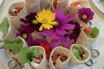 Miniature Traiteur Baldersheim (Haut-Rhin) - C'Passiflora #2 Des bonshommes en brioche dorée avec des pépites de chocolat, disposés dans un panier en osier.