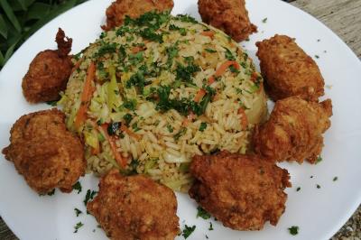 Miniature Traiteur Baldersheim (Haut-Rhin) - C'Passiflora #7 Des bonshommes en brioche dorée avec des pépites de chocolat, disposés dans un panier en osier.