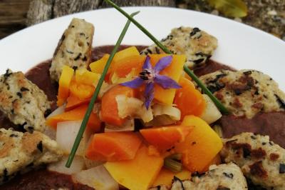 Miniature Traiteur Baldersheim (Haut-Rhin) - C'Passiflora #8 Des bonshommes en brioche dorée avec des pépites de chocolat, disposés dans un panier en osier.