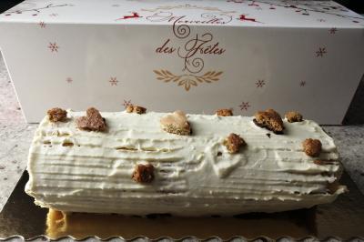 Miniature Traiteur Baldersheim (Haut-Rhin) - C'Passiflora #14 Des bonshommes en brioche dorée avec des pépites de chocolat, disposés dans un panier en osier.