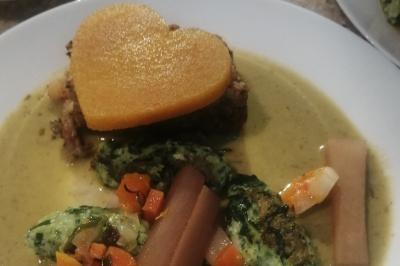 Miniature Traiteur Baldersheim (Haut-Rhin) - C'Passiflora #9 Des bonshommes en brioche dorée avec des pépites de chocolat, disposés dans un panier en osier.