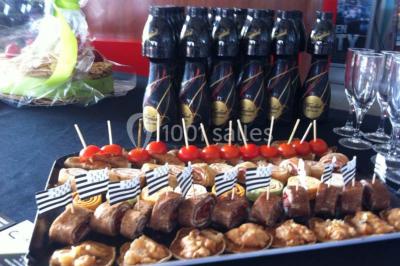 Miniature Traiteur Ormoy-Villers (Oise) - Crêpe House #2 Plateau à étages avec des coquilles garnies de crevettes, légumes et herbes, présenté sur une table de buffet.