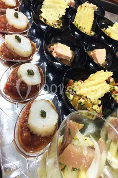 Assortiment de verrines et bouchées apéritives variées, incluant légumes, poisson et foie gras.