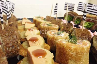 Miniature Traiteur Ormoy-Villers (Oise) - Crêpe House #6 Plateau à étages avec des coquilles garnies de crevettes, légumes et herbes, présenté sur une table de buffet.