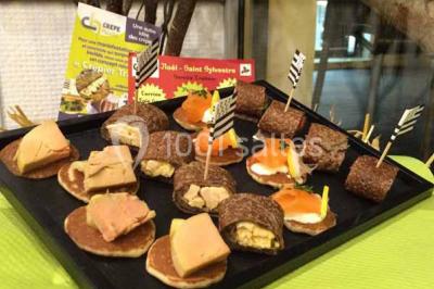 Miniature Traiteur Ormoy-Villers (Oise) - Crêpe House #9 Plateau à étages avec des coquilles garnies de crevettes, légumes et herbes, présenté sur une table de buffet.