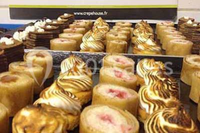 Miniature Traiteur Ormoy-Villers (Oise) - Crêpe House #11 Plateau à étages avec des coquilles garnies de crevettes, légumes et herbes, présenté sur une table de buffet.