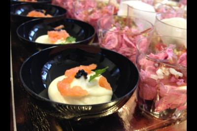 Miniature Traiteur Ormoy-Villers (Oise) - Crêpe House #13 Plateau à étages avec des coquilles garnies de crevettes, légumes et herbes, présenté sur une table de buffet.