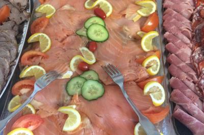 Miniature Traiteur Ormoy-Villers (Oise) - Crêpe House #16 Plateau à étages avec des coquilles garnies de crevettes, légumes et herbes, présenté sur une table de buffet.