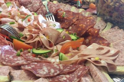 Miniature Traiteur Ormoy-Villers (Oise) - Crêpe House #17 Plateau à étages avec des coquilles garnies de crevettes, légumes et herbes, présenté sur une table de buffet.