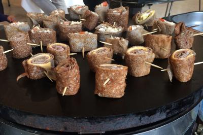 Miniature Traiteur Ormoy-Villers (Oise) - Crêpe House #18 Plateau à étages avec des coquilles garnies de crevettes, légumes et herbes, présenté sur une table de buffet.