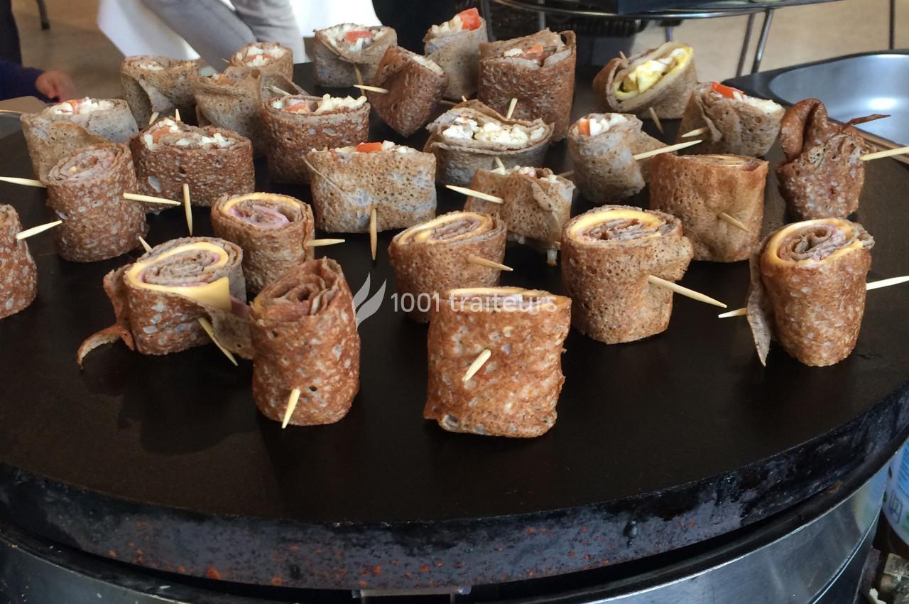 Assortiment de roulés de galettes de sarrasin garnis, présentés sur une plaque de cuisson.