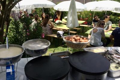 Miniature Traiteur Ormoy-Villers (Oise) - Crêpe House #20 Plateau à étages avec des coquilles garnies de crevettes, légumes et herbes, présenté sur une table de buffet.