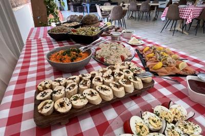 Miniature Traiteur Ormoy-Villers (Oise) - Crêpe House #26 Plateau à étages avec des coquilles garnies de crevettes, légumes et herbes, présenté sur une table de buffet.