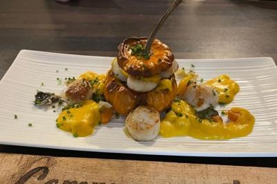 Miniature Traiteur Ormoy-Villers (Oise) - Crêpe House #28 Plateau à étages avec des coquilles garnies de crevettes, légumes et herbes, présenté sur une table de buffet.