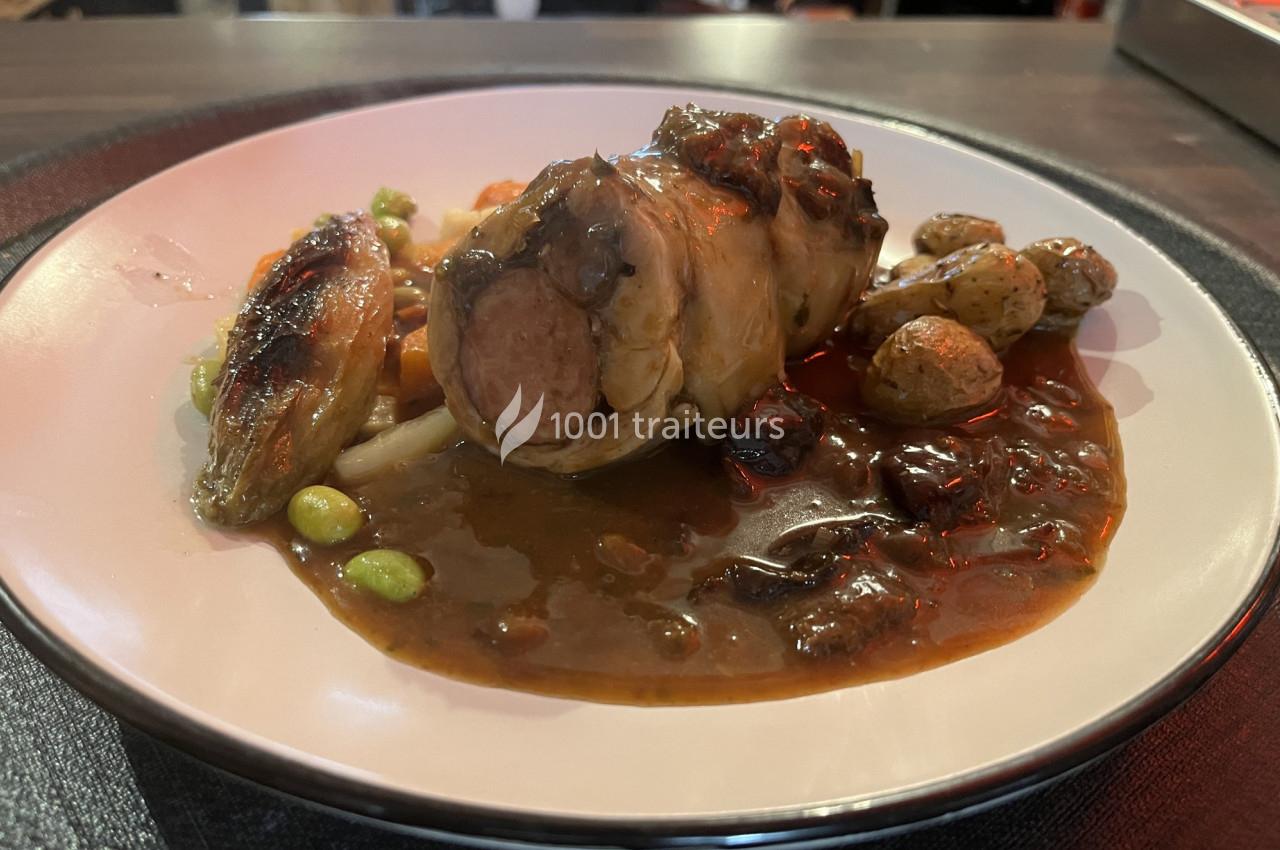 Assiette de viande roulée avec sauce brune, légumes verts, pommes de terre rôties et endive braisée.