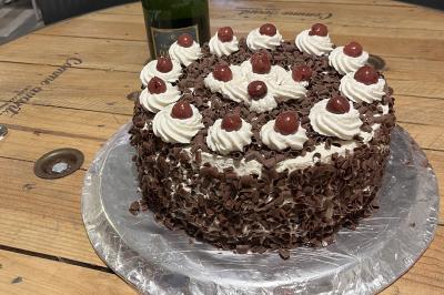 Miniature Traiteur Ormoy-Villers (Oise) - Crêpe House #30 Plateau à étages avec des coquilles garnies de crevettes, légumes et herbes, présenté sur une table de buffet.