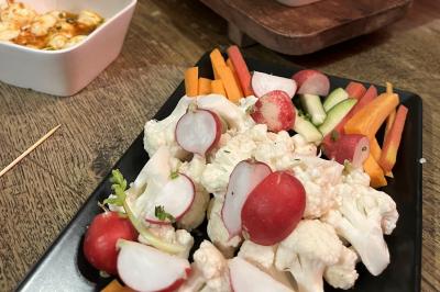 Miniature Traiteur Ormoy-Villers (Oise) - Crêpe House #33 Plateau à étages avec des coquilles garnies de crevettes, légumes et herbes, présenté sur une table de buffet.