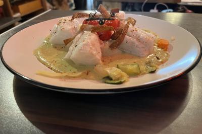 Miniature Traiteur Ormoy-Villers (Oise) - Crêpe House #35 Plateau à étages avec des coquilles garnies de crevettes, légumes et herbes, présenté sur une table de buffet.