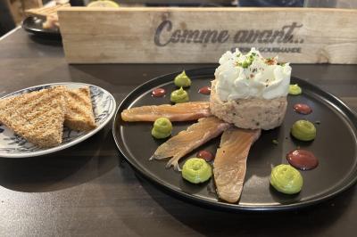 Miniature Traiteur Ormoy-Villers (Oise) - Crêpe House #36 Plateau à étages avec des coquilles garnies de crevettes, légumes et herbes, présenté sur une table de buffet.