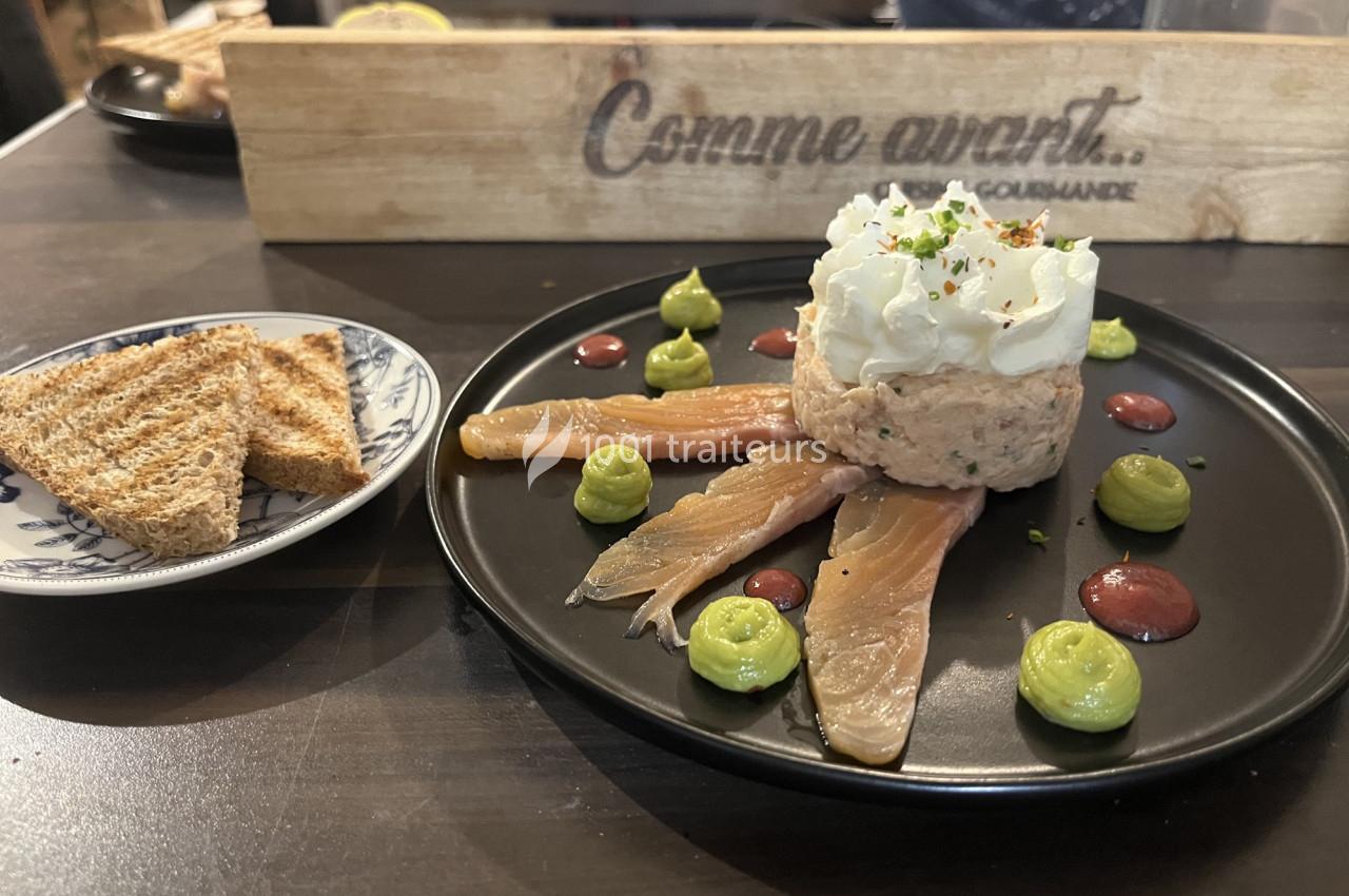 Assiette avec tartare de poisson, tranches de saumon fumé, crème, purées colorées et toasts grillés à côté.